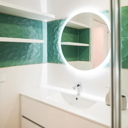 Апартаменты One Bedroom, 2 Mins From The *