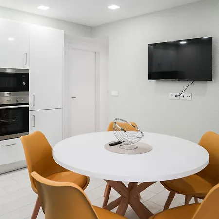 Апартаменты One Bedroom, 2 Mins From The *